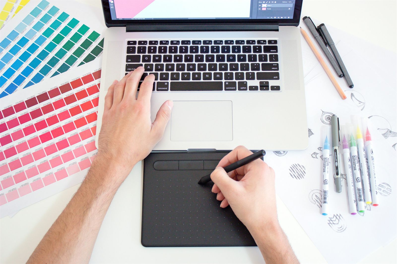 Atelier d'écriture éditorial avec écrans et papiers, illustration du travail combiné de l'humain et de l'intelligence informatique dans la production de contenus web 2026