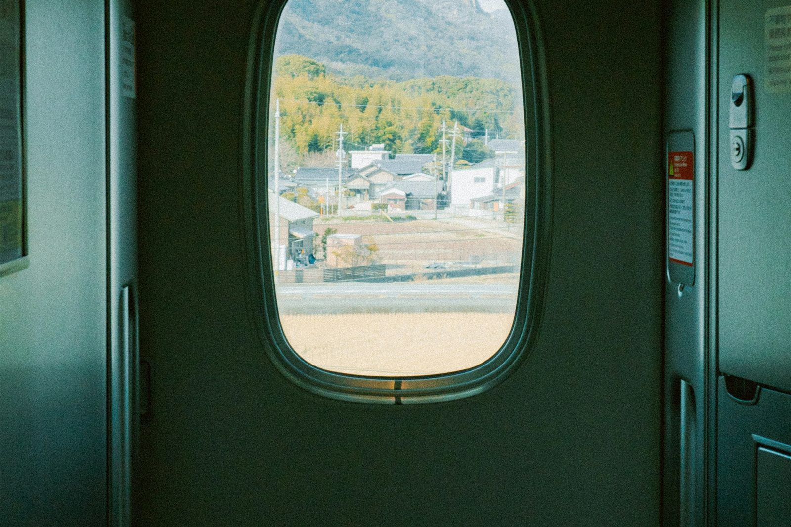 Paysage français vu depuis une fenêtre de train en mouvement, illustration de la mobilité d'Agent Fédérateur à travers la France pour ses missions de communication stratégique